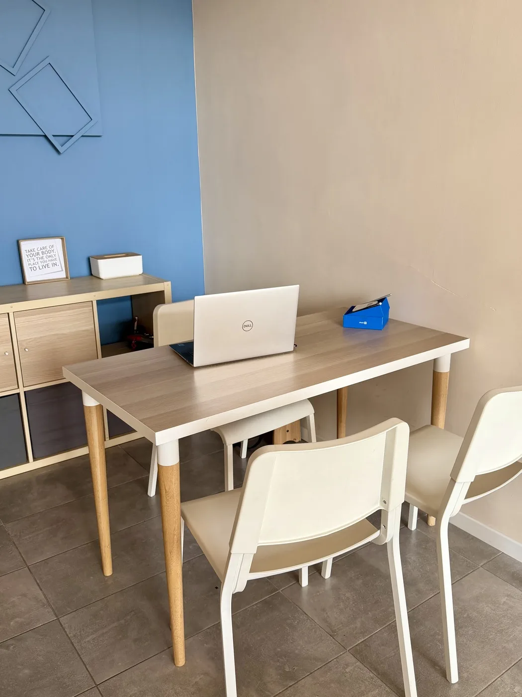 Scrivania di consulenza nutrizionale nello studio di Vimercate